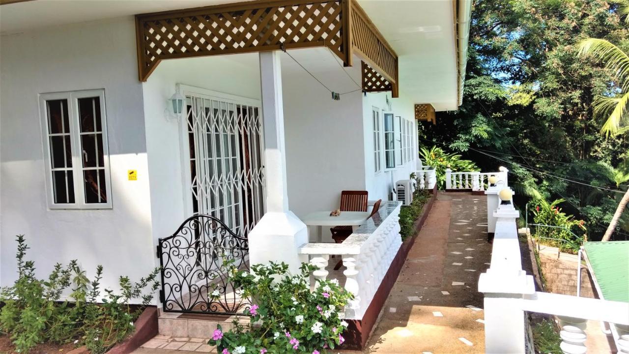 Seychelles Yellow Petals Anse Boileau Exterior photo